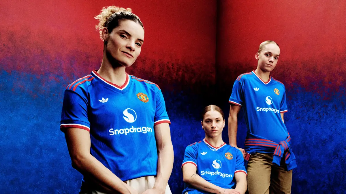 ย้อนรอยแชมป์ปี 1968! อาดิดาสเปิดตัวเสื้อเยือนแมนยูสีน้ำเงิน