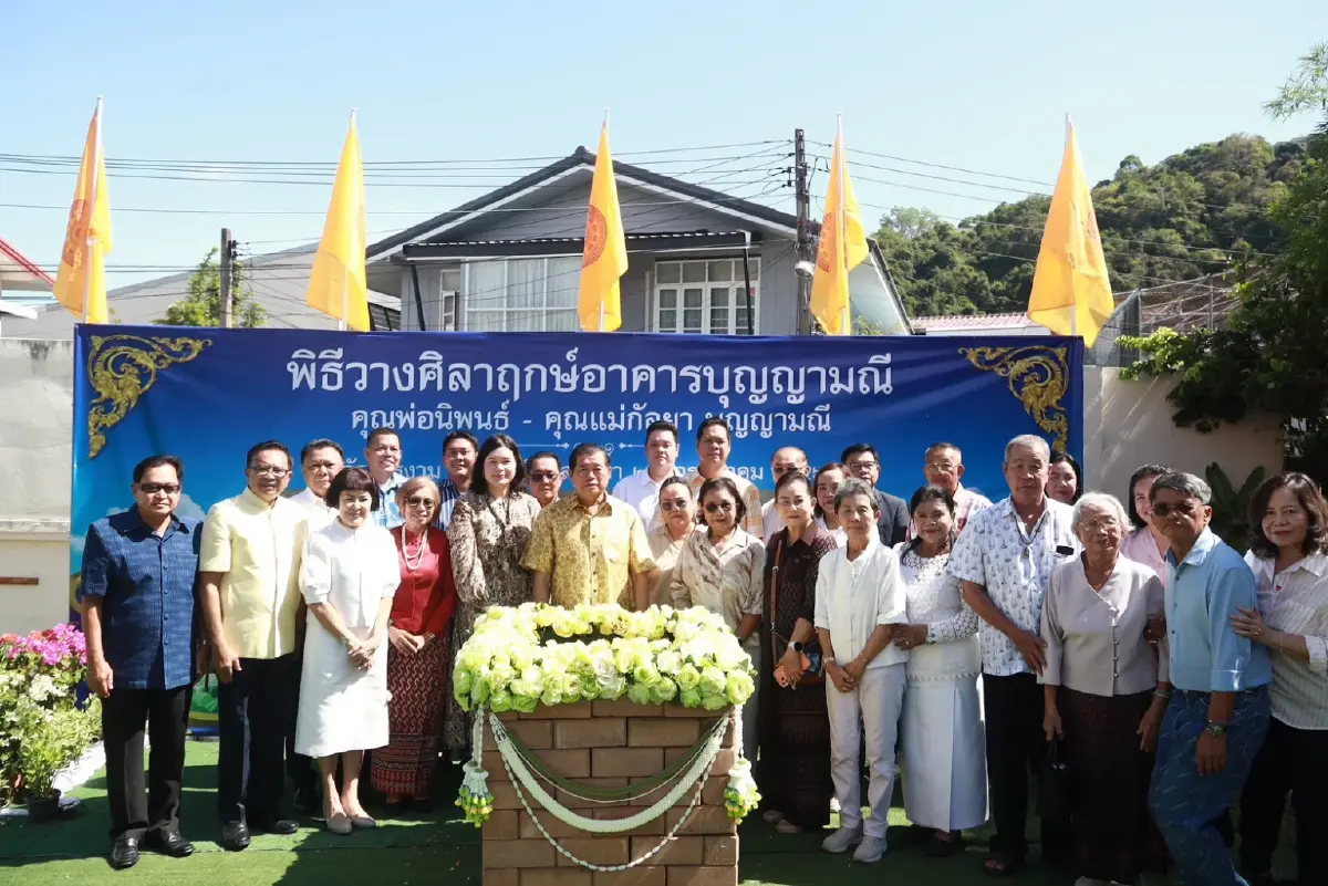 "ครอบครัวบุญญามณี" วางศิลาฤกษ์อาคารปฏิบัติธรรมถวายวัดไทรงาม พร้อมมอบข้าวสาร 1,300 ถุง