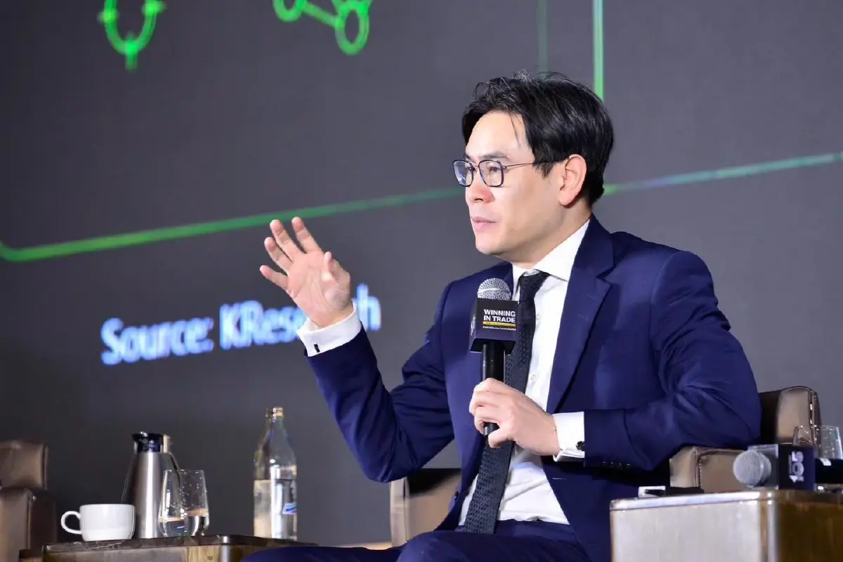 นายบุรินทร์ อดุลวัฒนะ กรรมการผู้จัดการ และ Chief Economist บริษัท ศูนย์วิจัยกสิกรไทย จำกัด 