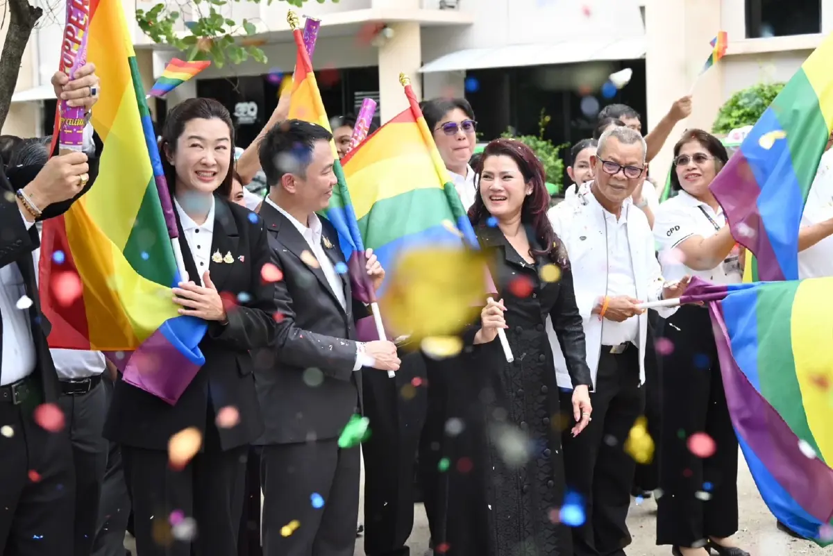 รมช.ปิยะรัฐชย์ ปล่อยคาราวานแท็กซี่ไฟฟ้าสุวรรณภูมิ หนุนเปลี่ยนผ่านสู่พลังงานสะอาด