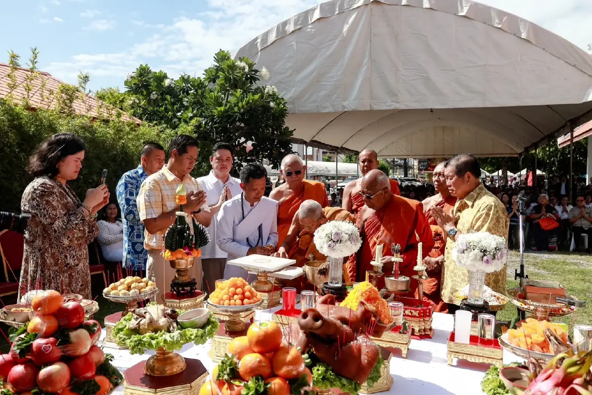 "ครอบครัวบุญญามณี" วางศิลาฤกษ์อาคารปฏิบัติธรรมถวายวัดไทรงาม พร้อมมอบข้าวสาร 1,300 ถุง