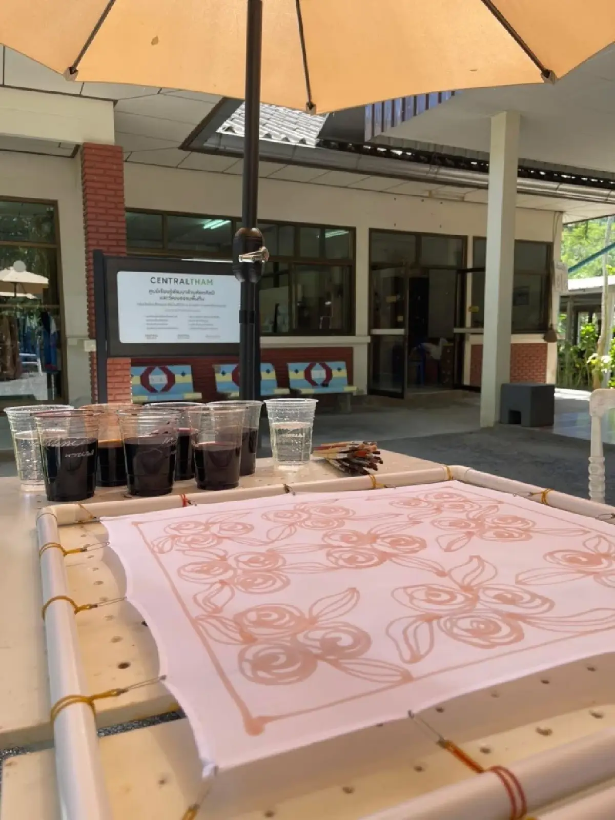 กลับบ้านสานต่อผ้าบาติก 30 ปีเจน 2 KiRee พางานคราฟต์คีรีวงไปไกลถึงยุโรป
