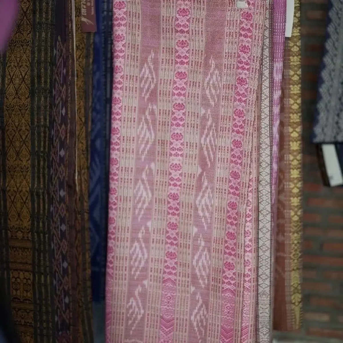 ถอดเสน่ห์ “ผ้าขิดสลับหมี่หนองบัวลำภู” ภูมิปัญญาทอผ้า มูลค่า 41 ล้าน