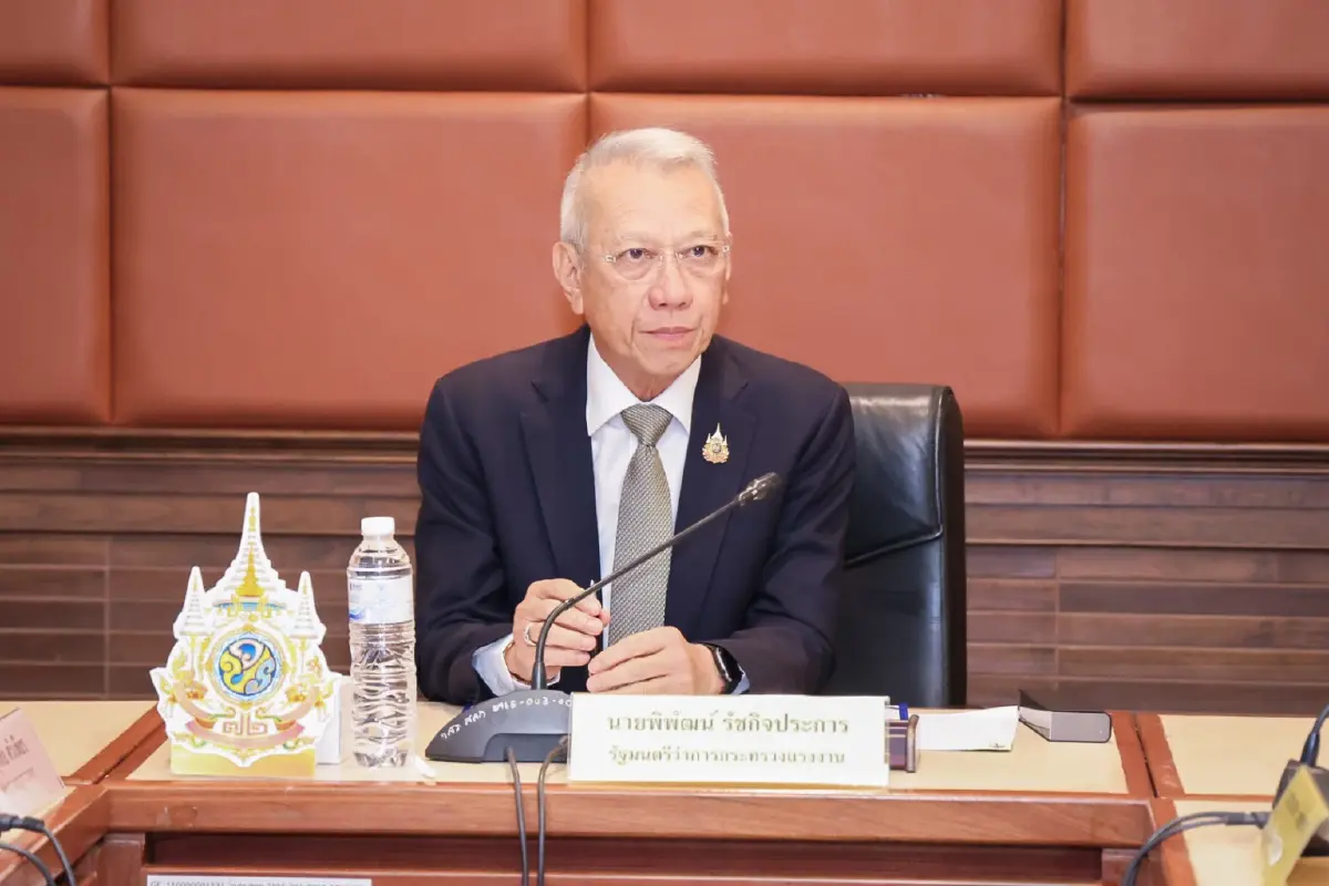 นายพิพัฒน์ ขณะดำรงตำแหน่ง รมว.แรงงานในสมัยนั้น