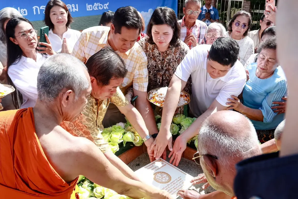"ครอบครัวบุญญามณี" วางศิลาฤกษ์อาคารปฏิบัติธรรมถวายวัดไทรงาม พร้อมมอบข้าวสาร 1,300 ถุง