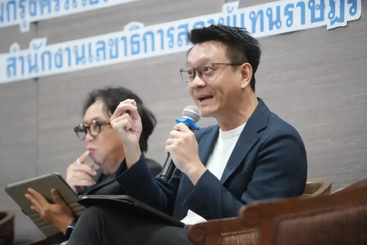 "ไทยที่เดียว ที่เอาคนมีส่วนได้เสียมาตัดสินคดีตัวเอง" ฝ่ายค้านชำแหละปมฮั้ว สว. เตือนกินรวบระบบตรวจสอบ