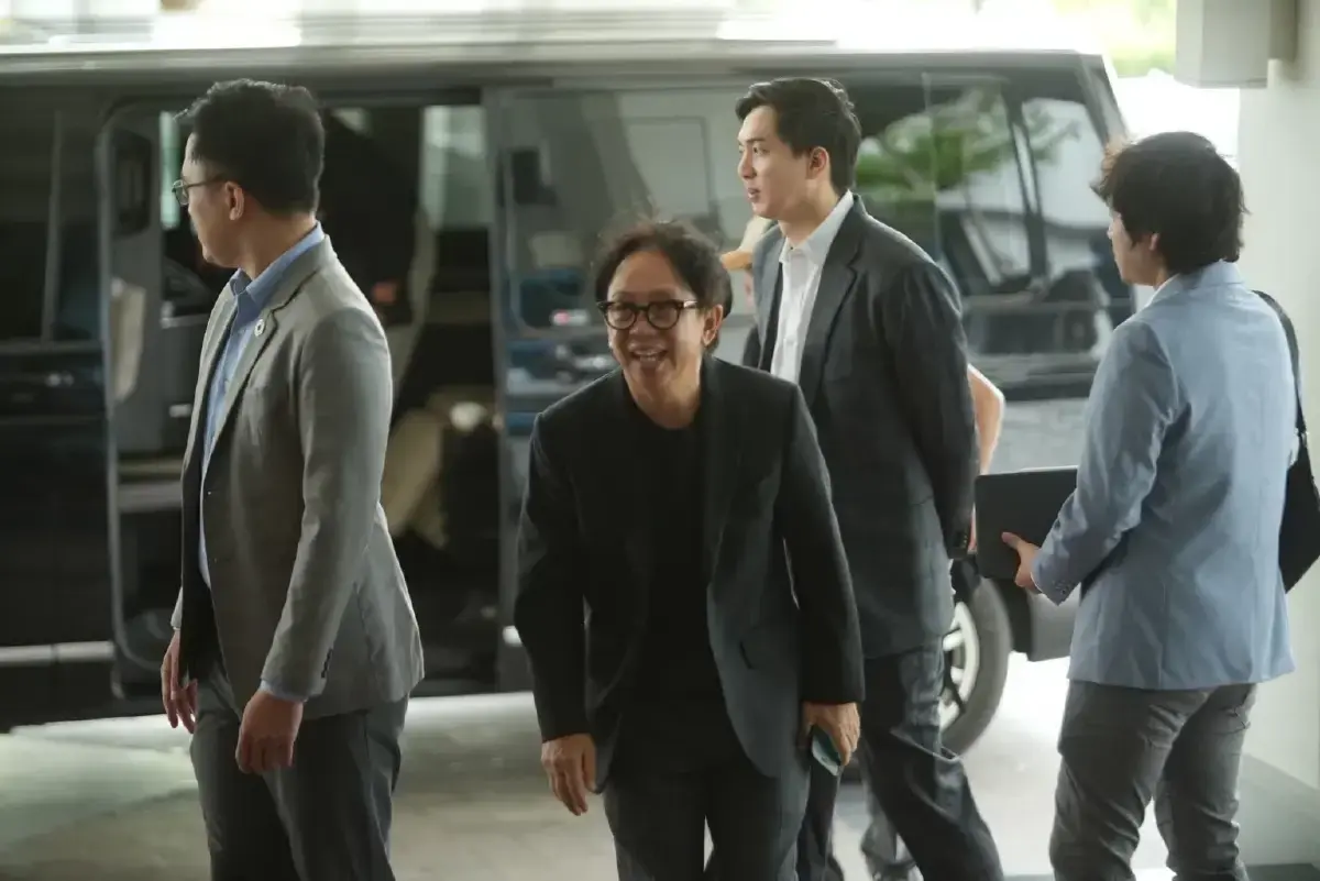 "ไทยที่เดียว ที่เอาคนมีส่วนได้เสียมาตัดสินคดีตัวเอง" ฝ่ายค้านชำแหละปมฮั้ว สว. เตือนกินรวบระบบตรวจสอบ