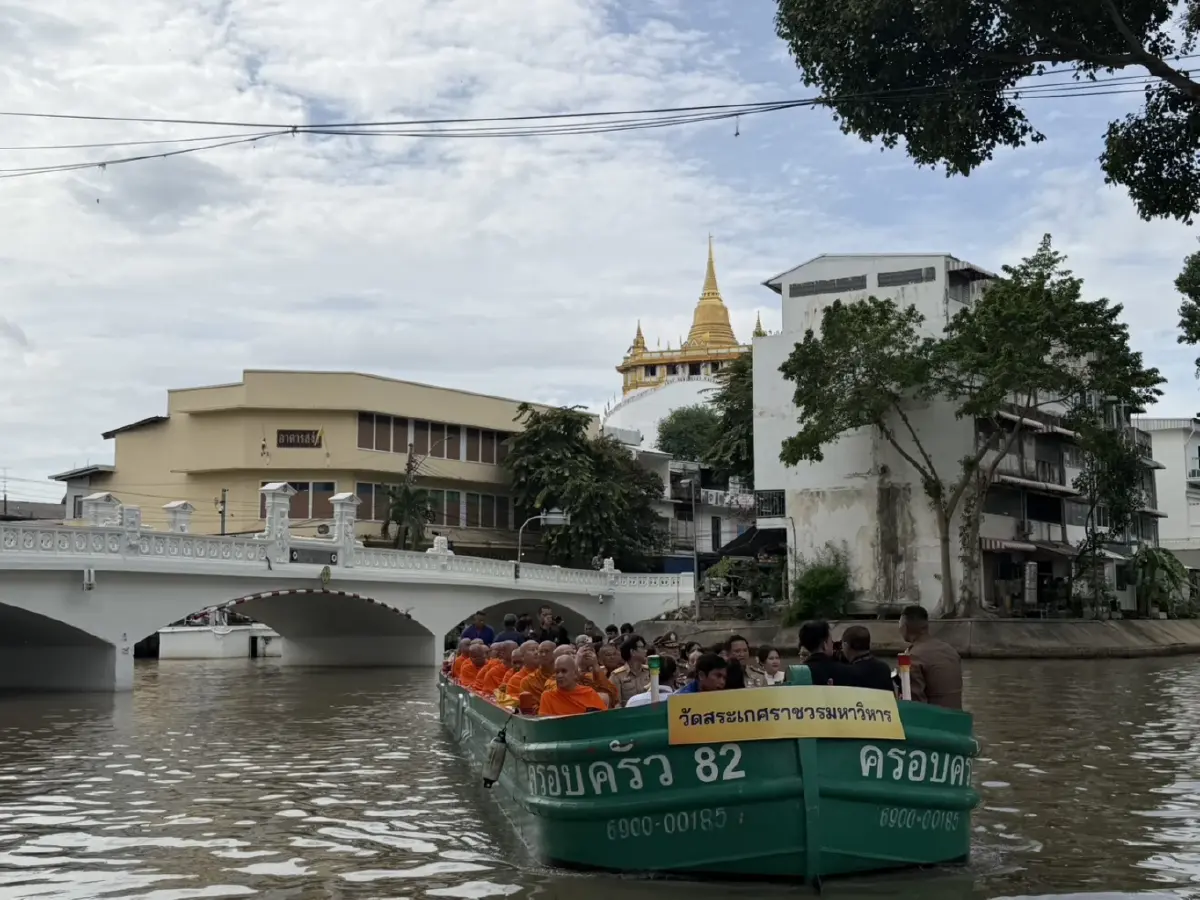 พระสงฆ์ 120 รูป ล่องเรือศึกษาคูคลองเกาะรัตนโกสินทร์ ยกระดับชีวิต