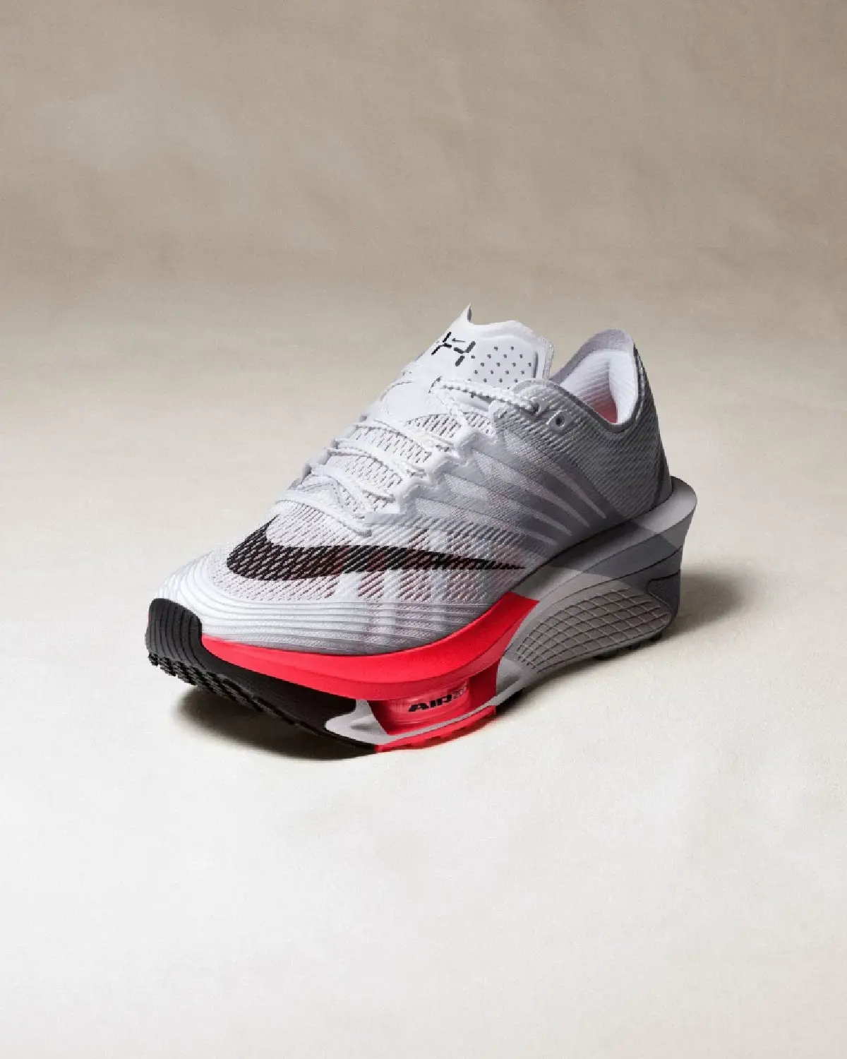 Nike Hybrid รองเท้าสายพันธุ์ใหม่เจาะกลุ่ม ผสานวิ่ง-เวตในคู่เดียว