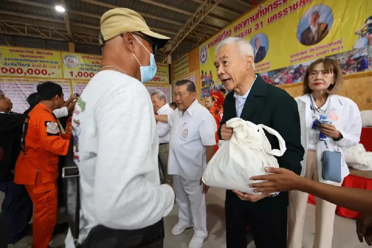สุวัจน์ห่วงรากหญ้าทรุด คนโคราชรับทิ้งกระจาดกว่า 4,000 จี้รัฐเร่งพยุง