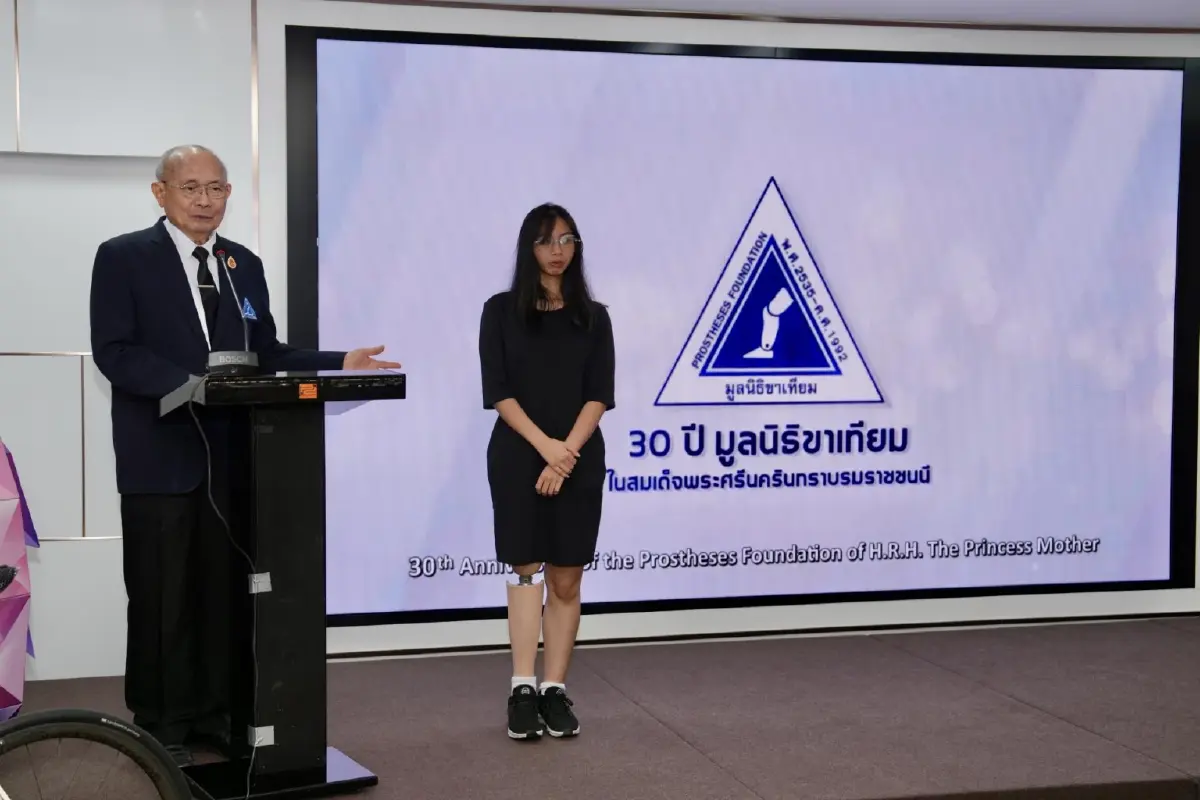 ด้านศาสตราจารย์คลินิก นายแพทย์นิเวศน์ นันทจิต เลขาธิการมูลนิธิขาเทียม ในสมเด็จพระศรีนครินทราบรมราชชนนี 