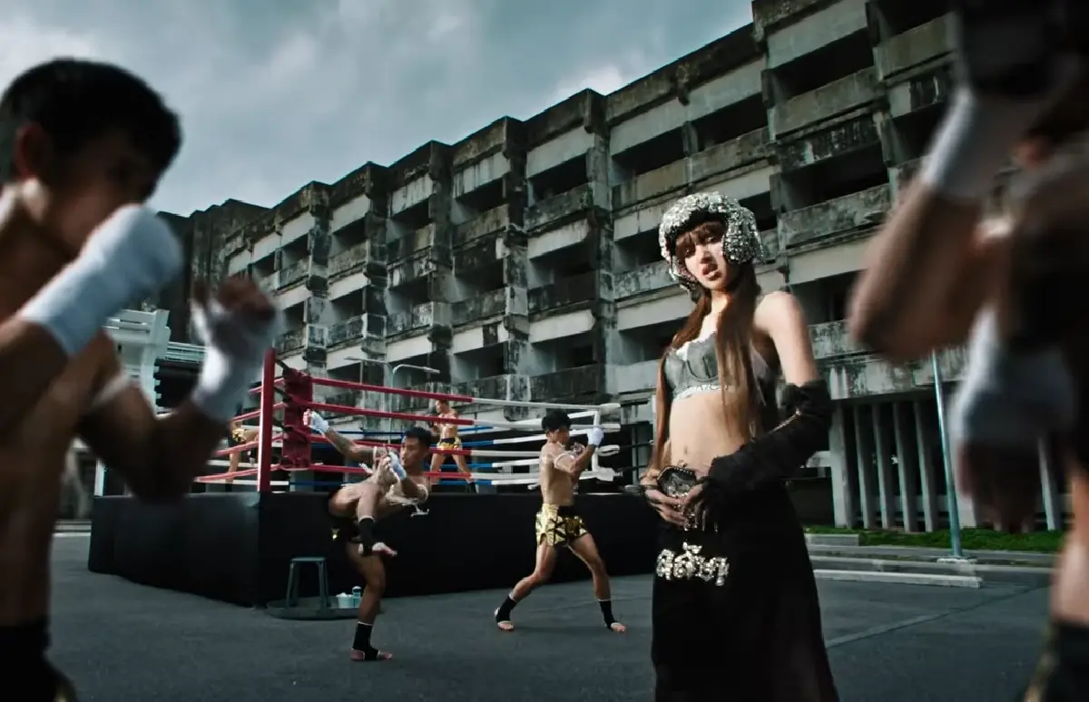SaWaDiKa ซิงเกิลใหม่ ลิซ่า จัดเต็มโลเคชันกรุงเทพฯ-กางเกงมวยไทย