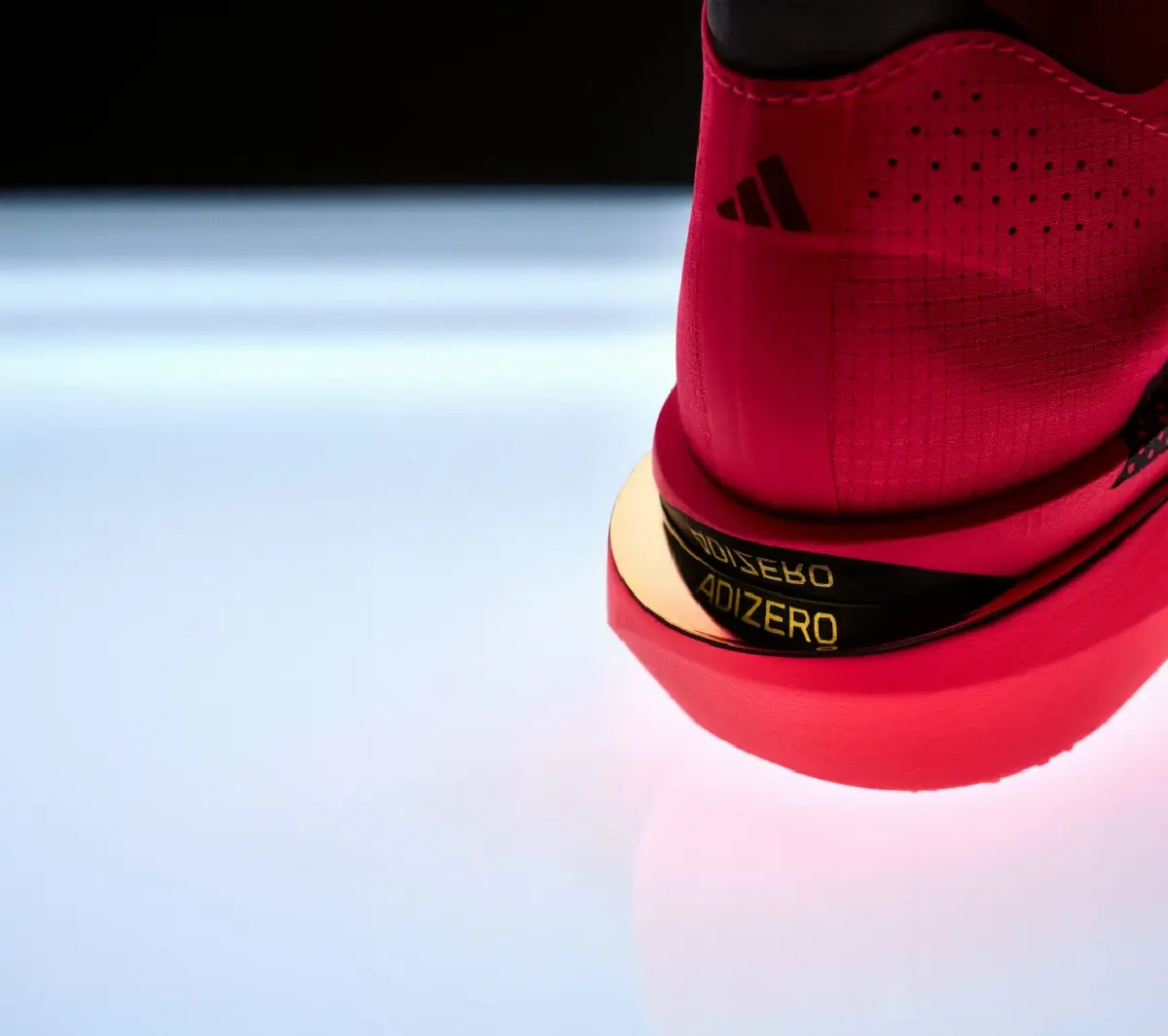 Adizero Adios Pro 5 ต่อยอดเทคโนโลยี Pro Evo 3 เบาลง 12.5% ลุยสนามแข่ง