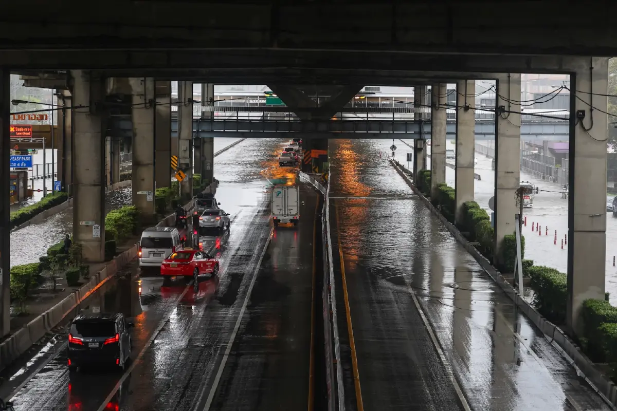 ฝนตกหนัก3วัน 300–400 มม. ท่วมกรุง 50 เขต ทำไมถูกเรียก “มหาอุทกภัย”