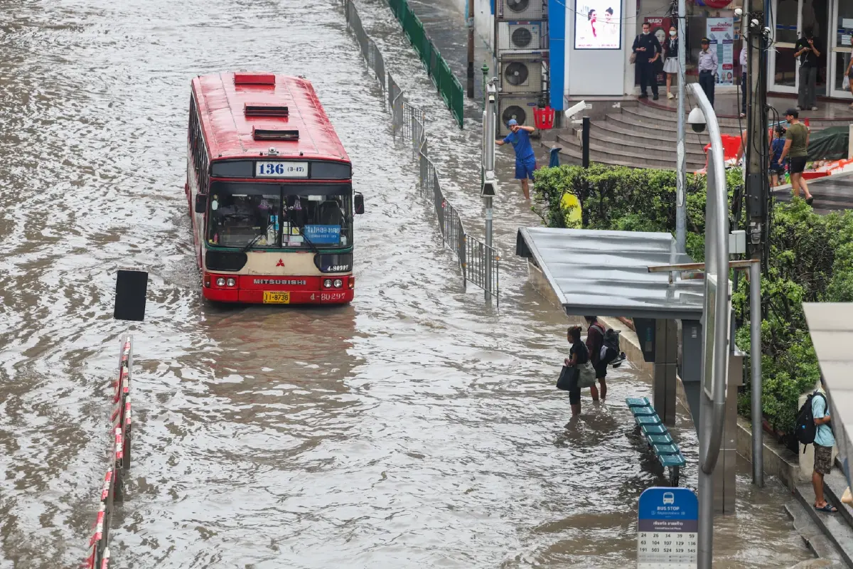 ฝนตกหนัก3วัน 300–400 มม. ท่วมกรุง 50 เขต ทำไมถูกเรียก “มหาอุทกภัย”