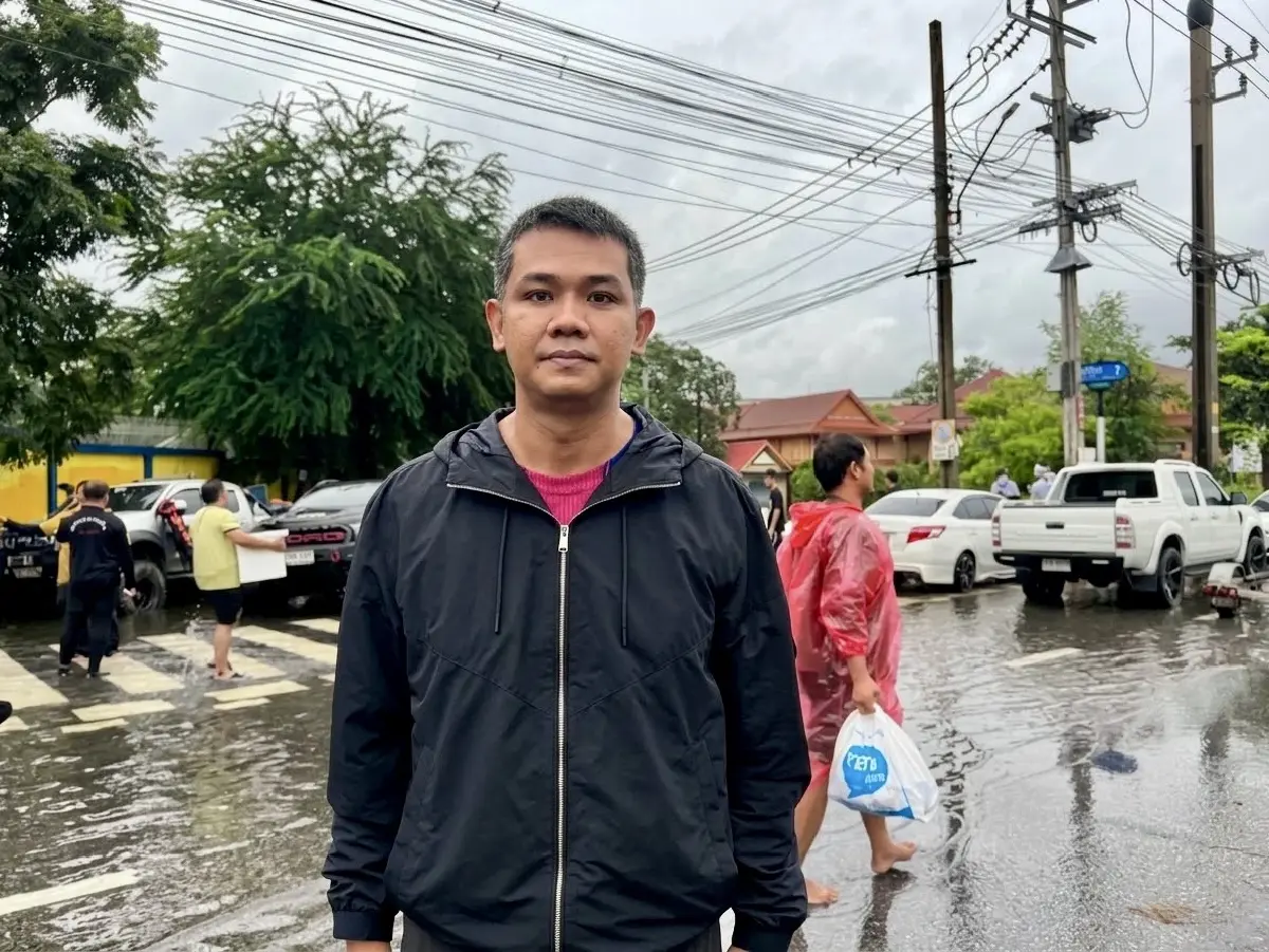  'อภิสิทธิ์'ลงแฟลตคลองจั่น ตั้งโรงครัวช่วยน้ำท่วม จี้รัฐส่งรถยกสูง