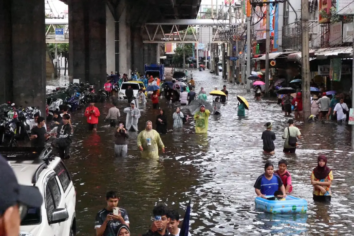  'อภิสิทธิ์'ลงแฟลตคลองจั่น ตั้งโรงครัวช่วยน้ำท่วม จี้รัฐส่งรถยกสูง