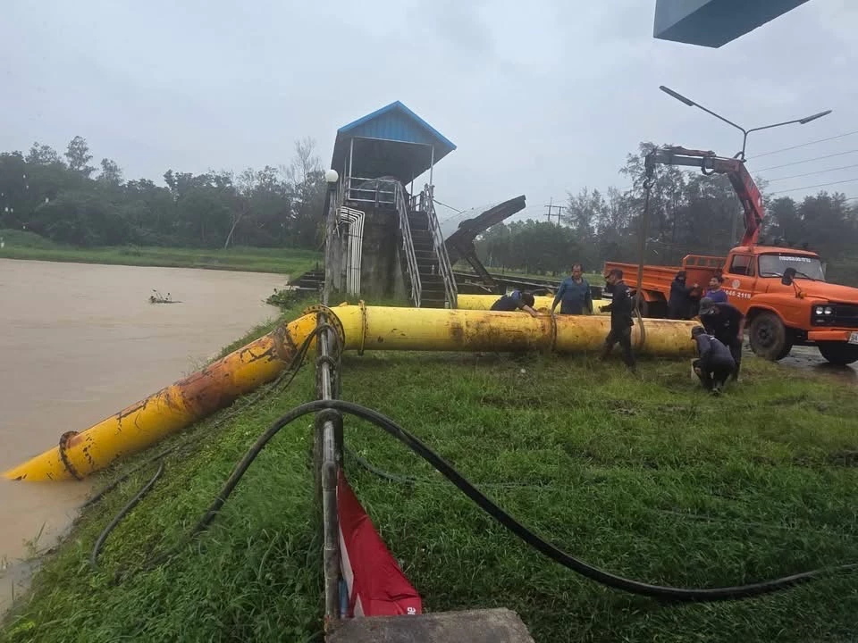 กรมชลฯ เร่งระบายน้ำภาคตะวันออก หลังฝนสะสมสูง 300 - 500 มม. ลดผลกระทบประชาชน