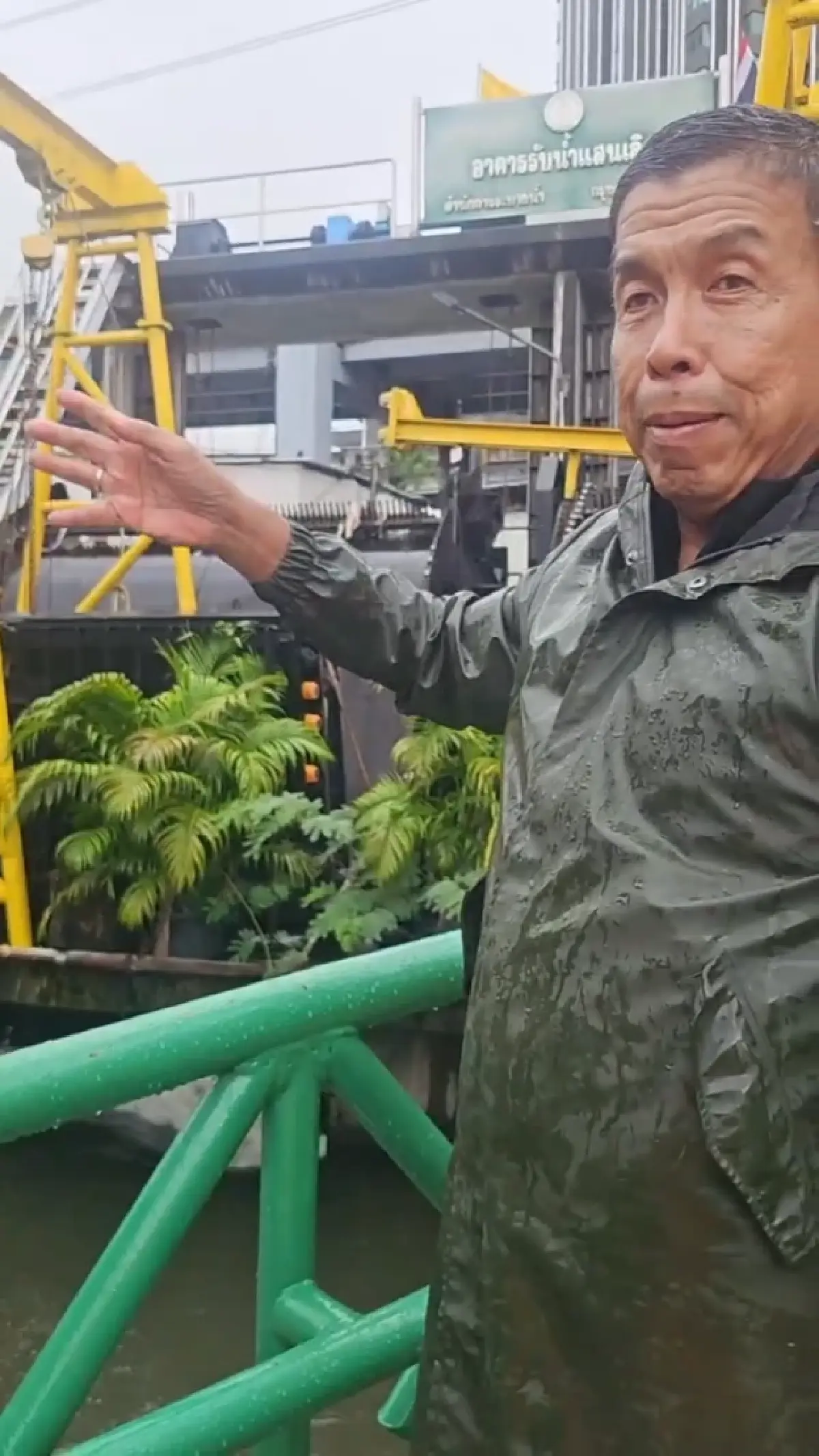 กทม.เร่งสูบน้ำ 4 คลองหลัก “เพชรบุรีตัดใหม่-เอกมัย” เปิดทางระบายลงเจ้าพระยา