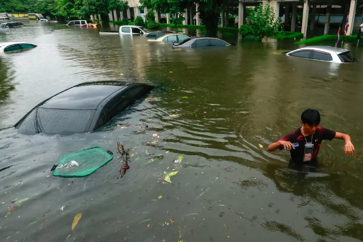 แฟลตคลองจั่น ทำไมท่วมหนัก? เปิดตำนานเคหะ 50 ปี เมื่อเมืองโตเร็วกว่าระบบระบายน้ำ