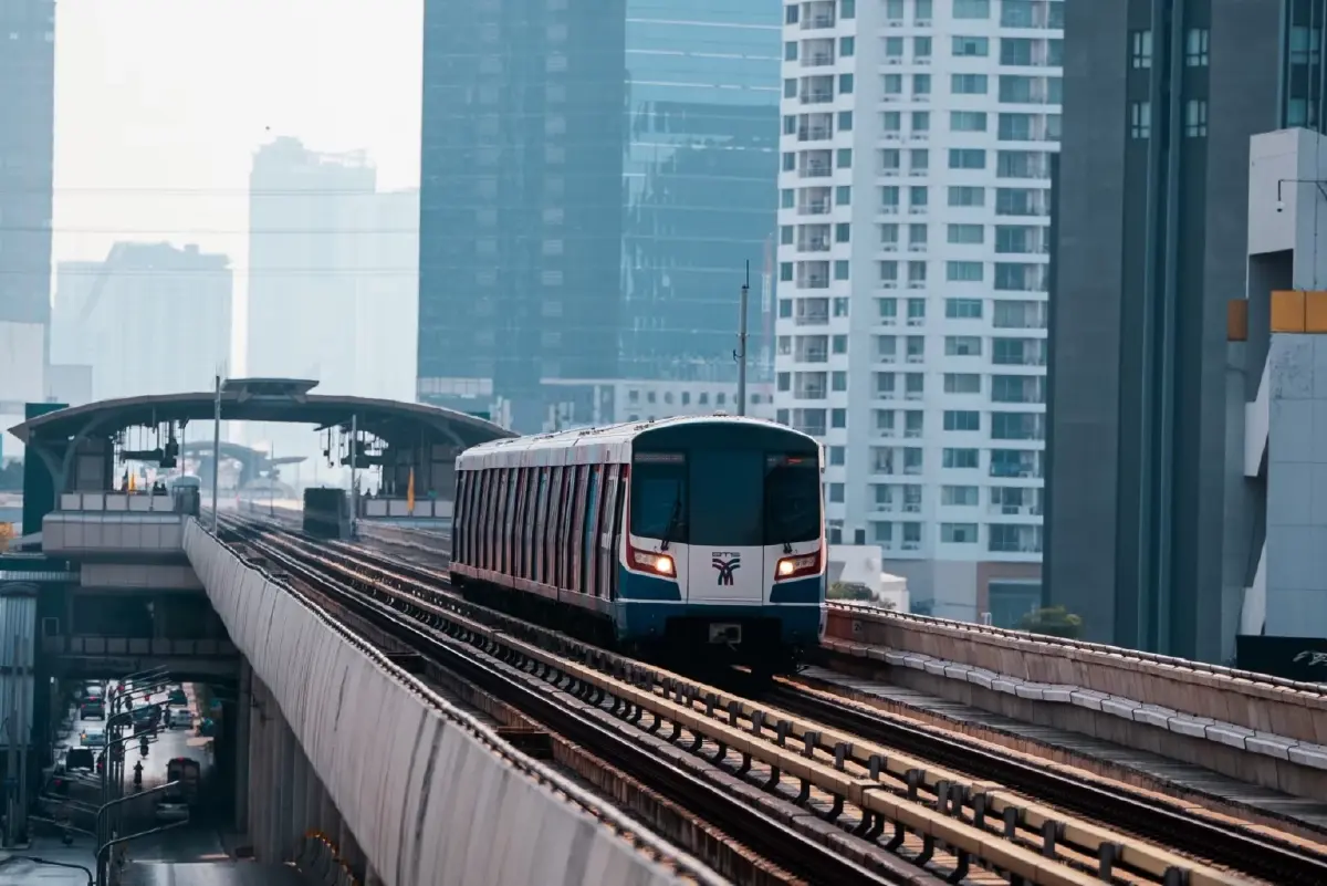 ถนนจมน้ำ รถไฟฟ้า Skywalk ช่วยคนกรุงเดินทางต่อ ในวิกฤตน้ำท่วม