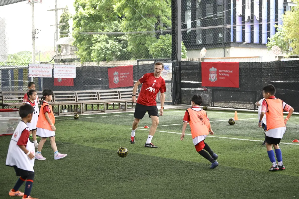 JAL จับมือ หงส์แดง จัด Soccer Clinic ส่ง 2 ตำนานสร้างแรงใจเด็กไทย