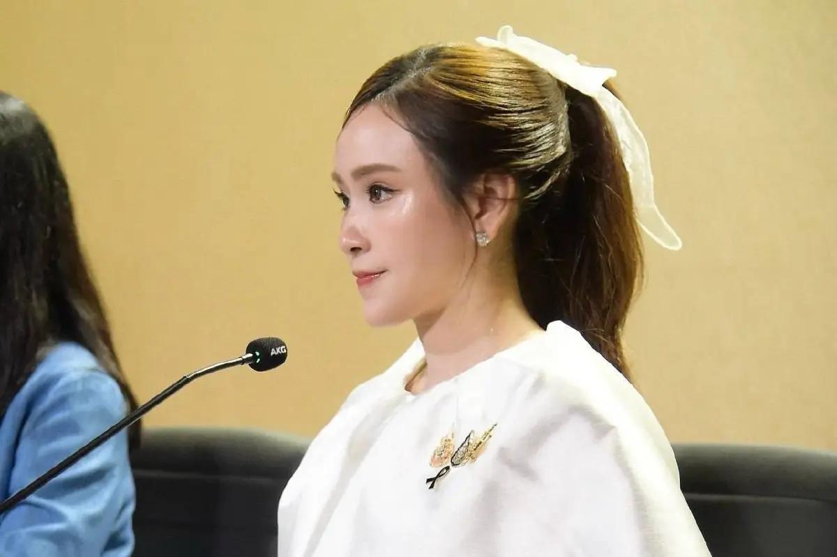  ร้อยเอกหญิง ภัทร์ดารัสมิ์ ทองสลวยกร รองโฆษกประจำสำนักนายกรัฐมนตรี