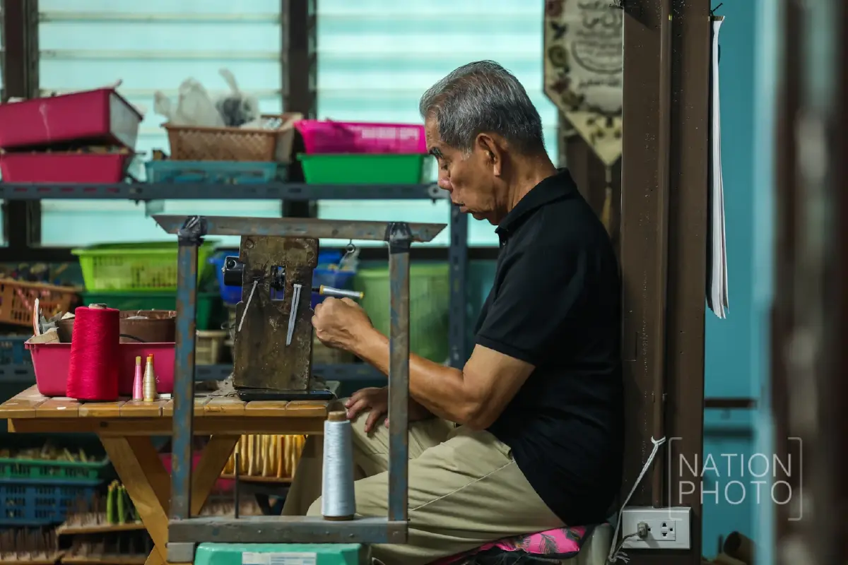 นิพนธ์ มนูทัศน์ เจ้าของร้านผ้าไหมบ้านครัว 