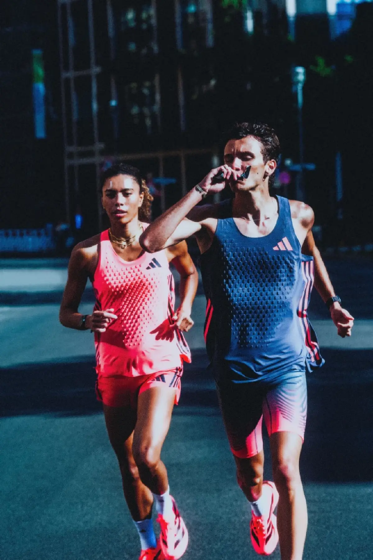 Adizero Adios Pro 5 ต่อยอดเทคโนโลยี Pro Evo 3 เบาลง 12.5% ลุยสนามแข่ง