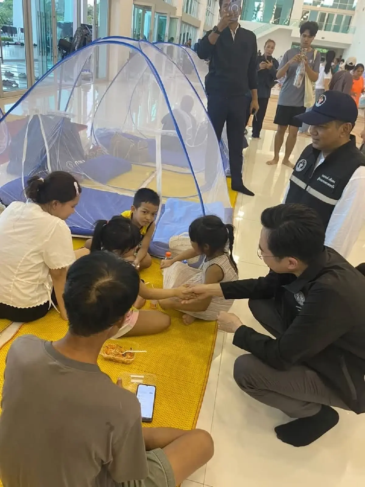 “ยศชนัน” ลุยน้ำท่วมลาดกระบัง ตั้งศูนย์พักพิงคน-สัตว์