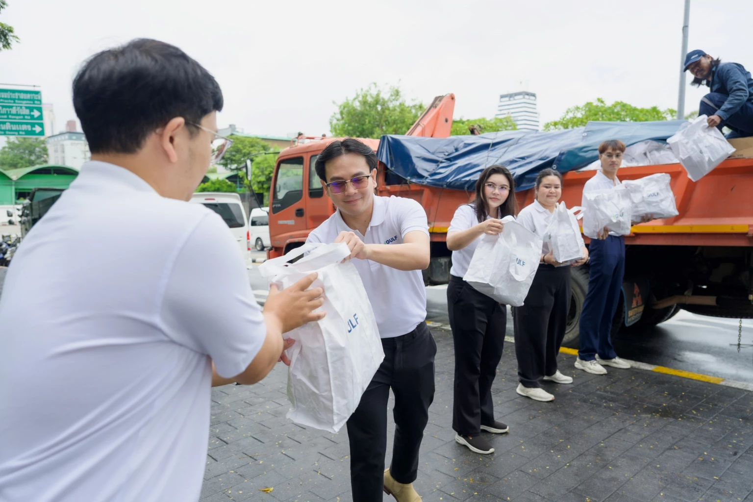 GULF ระดมทีม ‘กัลฟ์อาสา’ ช่วยเหลือผู้ประสบภัยน้ำท่วมพื้นที่กรุงเทพมหานคร