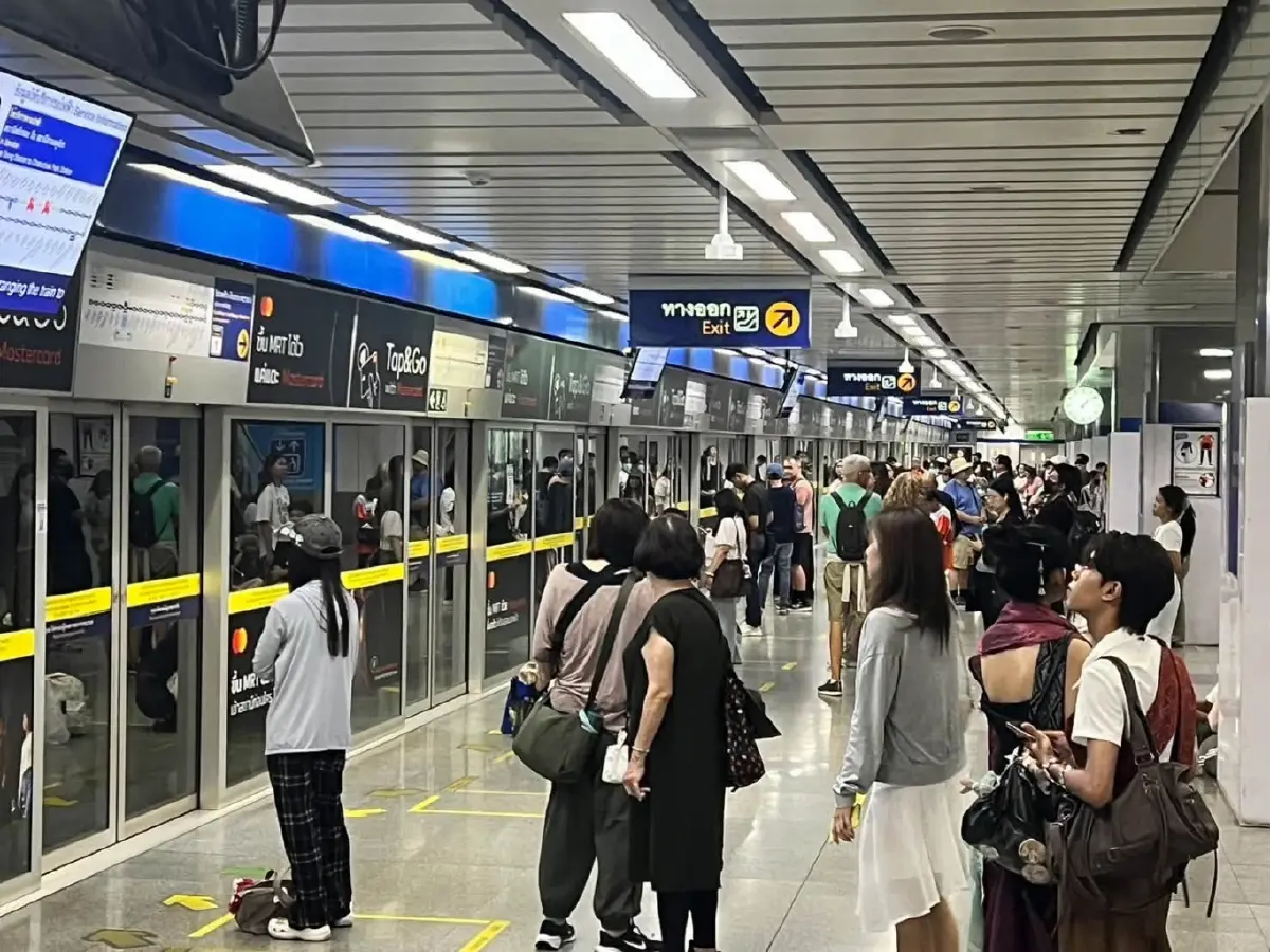 ถนนจมน้ำ รถไฟฟ้า Skywalk ช่วยคนกรุงเดินทางต่อ ในวิกฤตน้ำท่วม