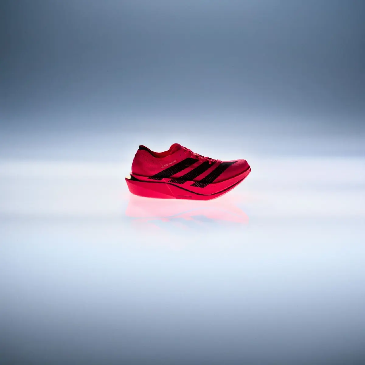 Adizero Adios Pro 5 ต่อยอดเทคโนโลยี Pro Evo 3 เบาลง 12.5% ลุยสนามแข่ง