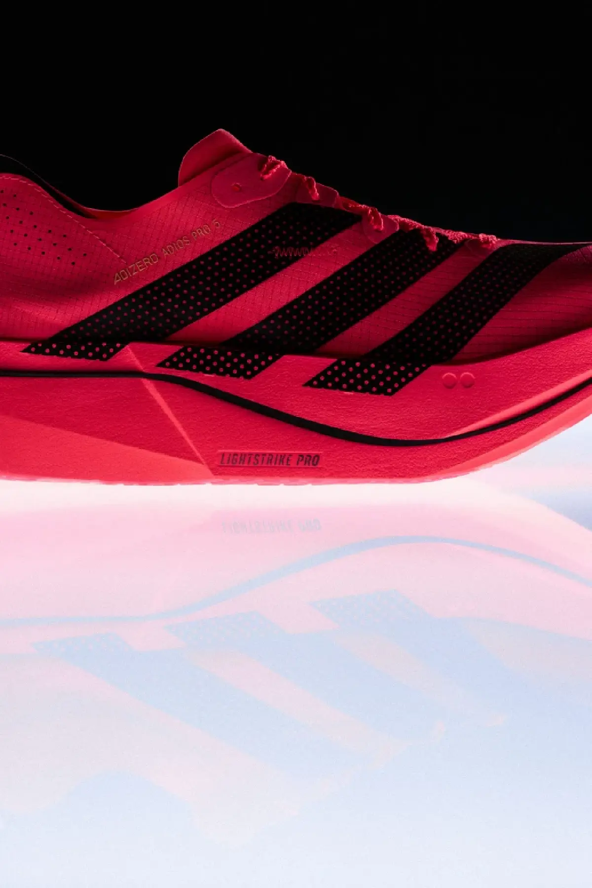 Adizero Adios Pro 5 ต่อยอดเทคโนโลยี Pro Evo 3 เบาลง 12.5% ลุยสนามแข่ง