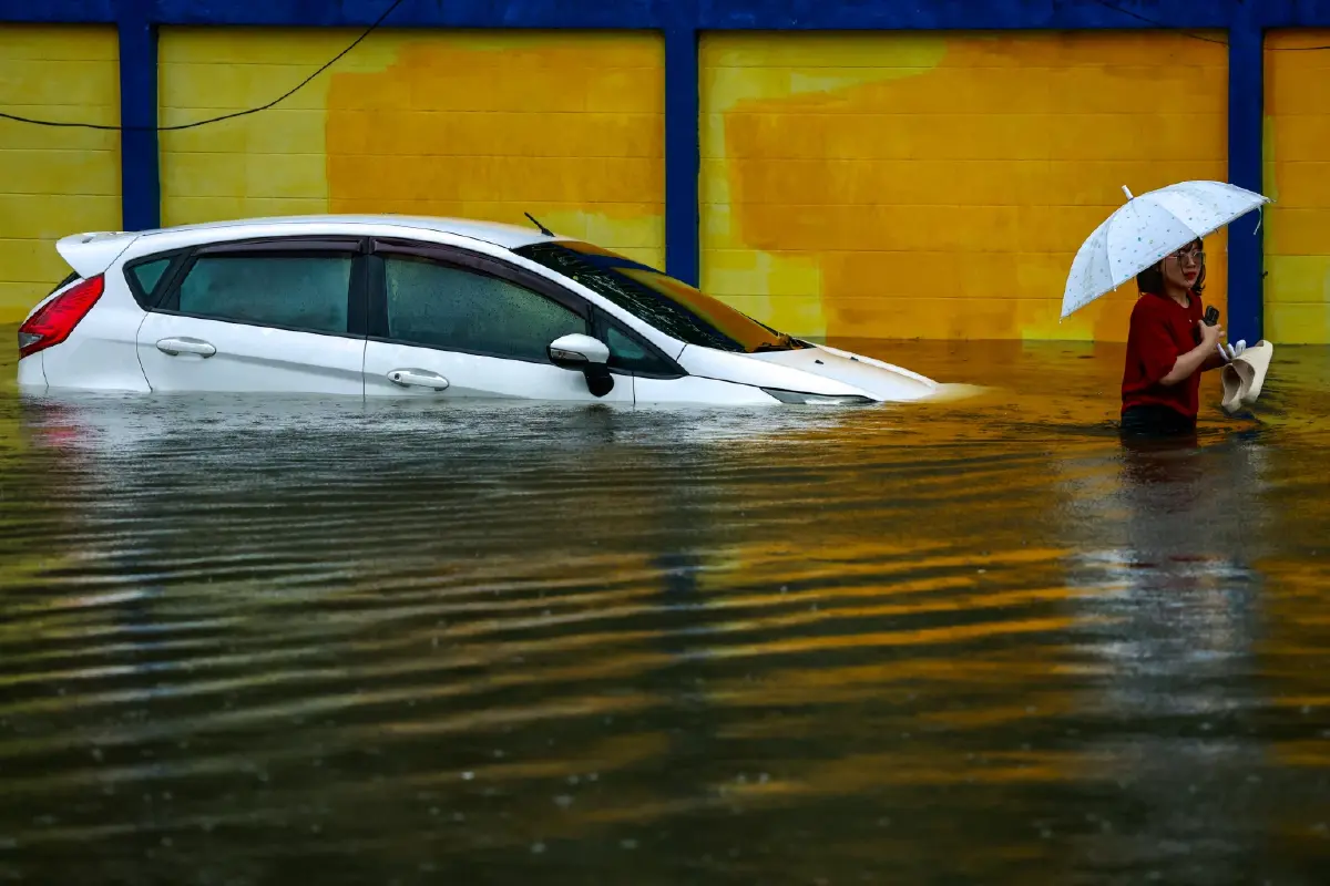 4,000 ครอบครัวแฟลตคลองจั่นวิกฤต! ฝนซ้ำเช้ามืด หวั่นน้ำท่วมสูง รถจมหลายคัน