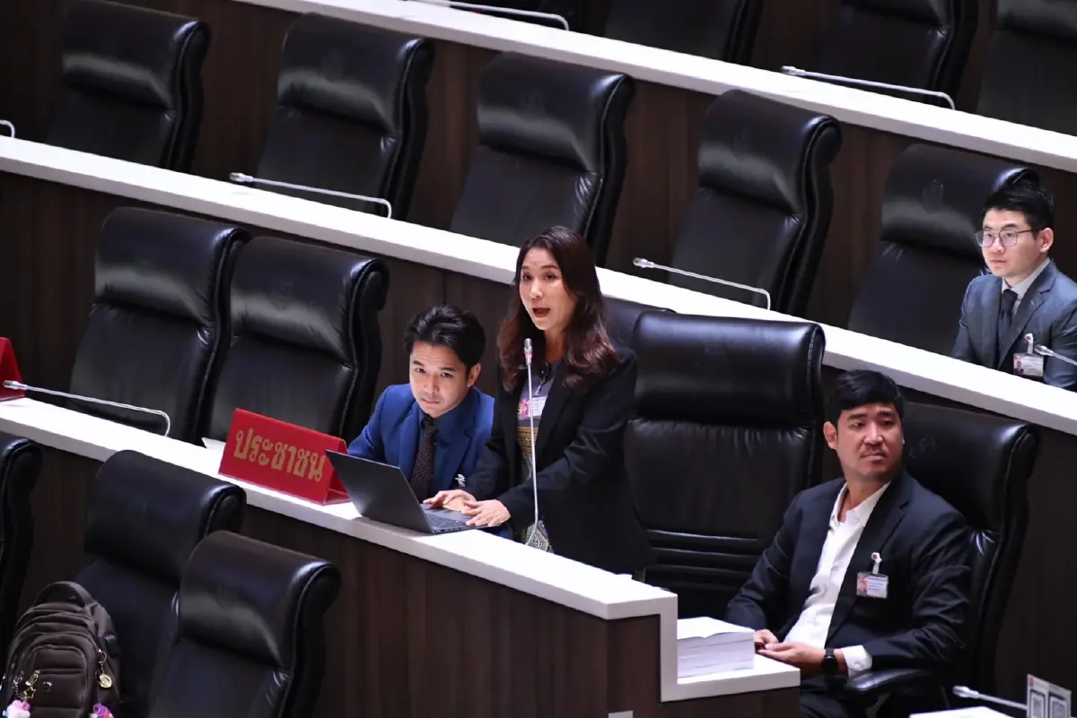 'ศิริกัญญา' ซัดงบกลาง 1.2 หมื่นล้านซ้ำซ้อนเงินกู้ จี้สภาตัดงบรวม 5 หมื่นล้าน