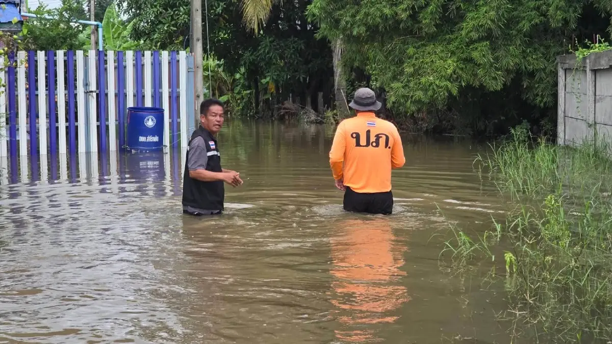 ปภ.ช่วยน้ำท่วม  ส่งเรือ รถ และเครื่องสูบน้ำ กระจายกำลัง 6 จังหวัด–กทม.