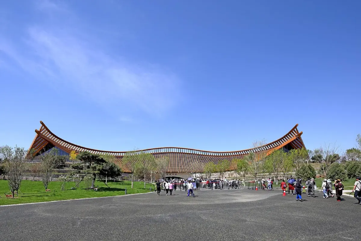 ภาพ “หลังงาน” พื้นที่เดิมถูกเปลี่ยนเป็น Beijing Expo Park มีการเก็บอาคารหลัก สวน และพื้นที่สีเขียวไว้ และนำกลับมาใช้เป็นพื้นที่ท่องเที่ยว กิจกรรม และนิทรรศการต่อเนื่อง