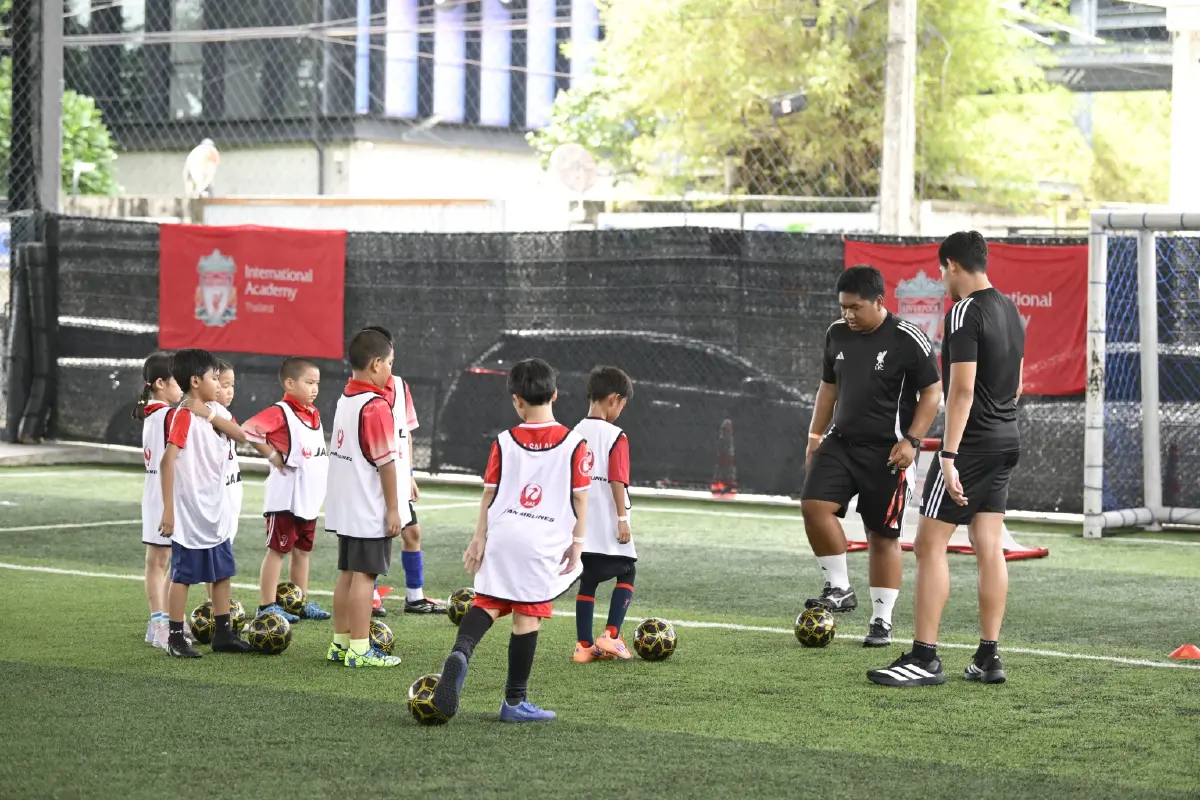 JAL จับมือ หงส์แดง จัด Soccer Clinic ส่ง 2 ตำนานสร้างแรงใจเด็กไทย