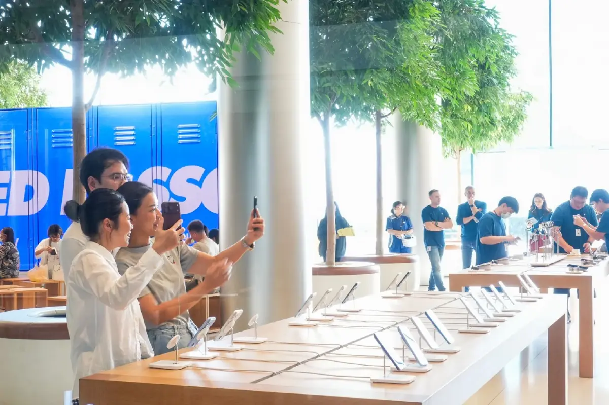 Apple Store ICONSIAM คึกคัก ลูกค้าต่อคิวรับ iPhone 18 วันแรก