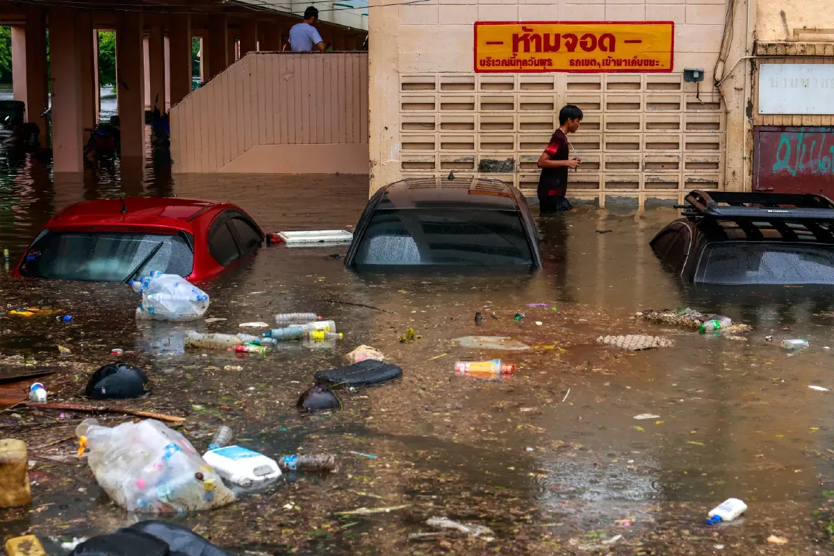 4,000 ครอบครัวแฟลตคลองจั่นวิกฤต! ฝนซ้ำเช้ามืด หวั่นน้ำท่วมสูง รถจมหลายคัน