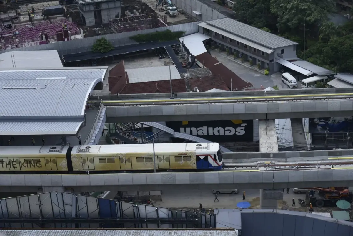 ถนนจมน้ำ รถไฟฟ้า Skywalk ช่วยคนกรุงเดินทางต่อ ในวิกฤตน้ำท่วม