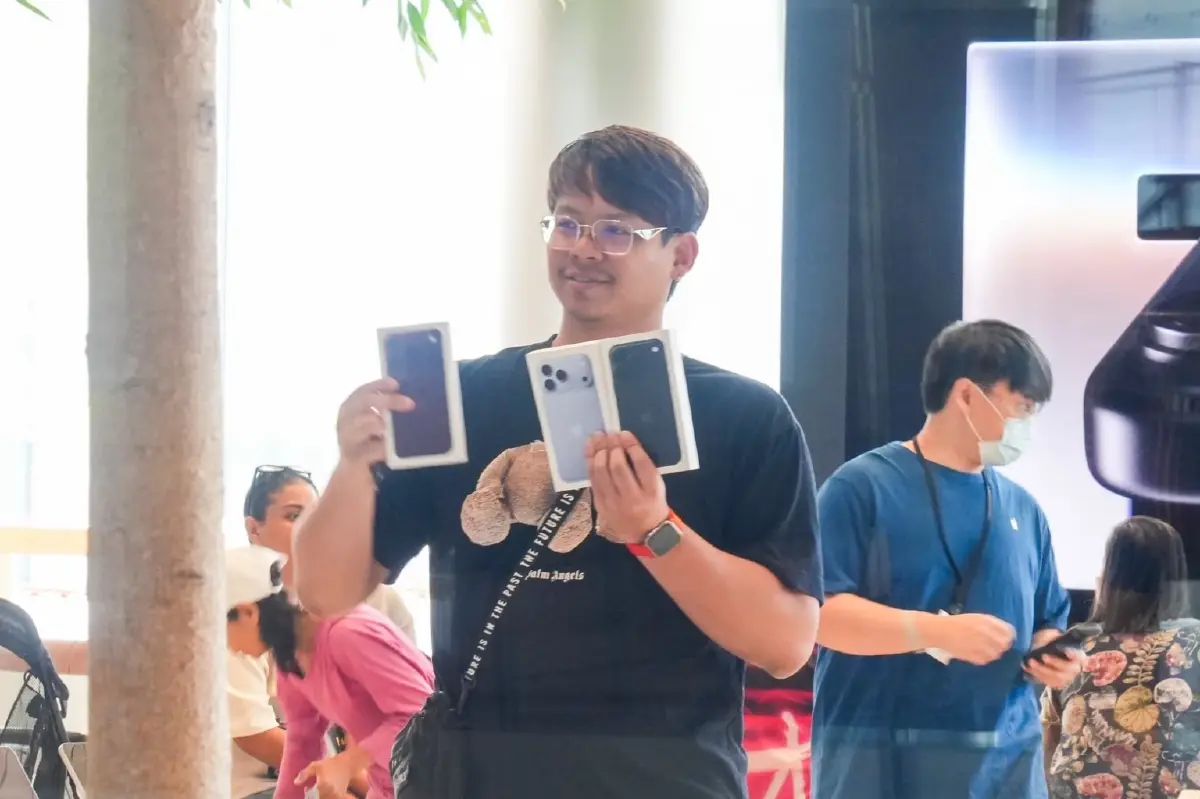 Apple Store ICONSIAM คึกคัก ลูกค้าต่อคิวรับ iPhone 18 วันแรก