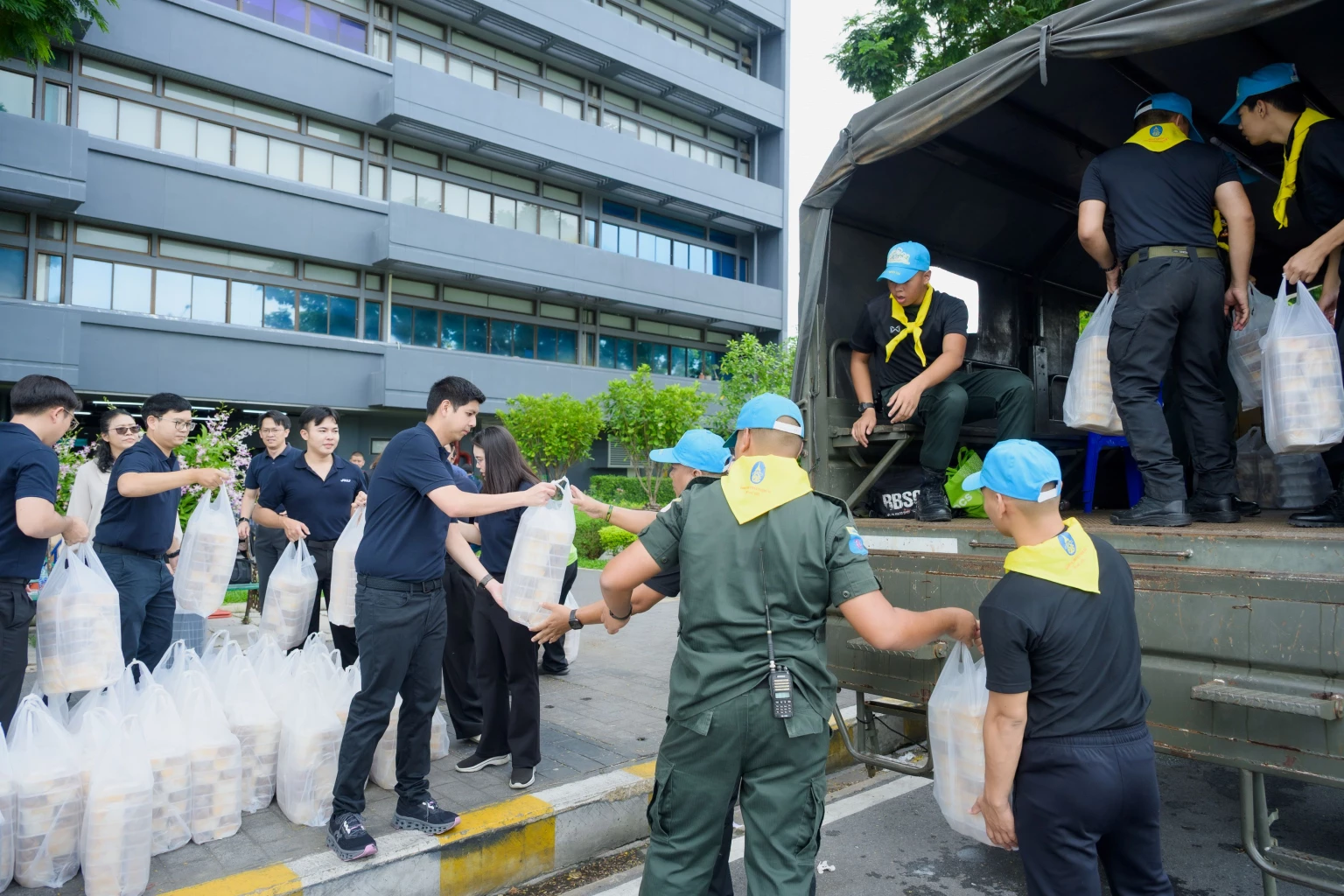 GULF ส่งต่อความห่วงใย มอบอาหารปรุงสุก 16,000 กล่อง ช่วยเหลือผู้ประสบภัยน้ำท่วม กทม.