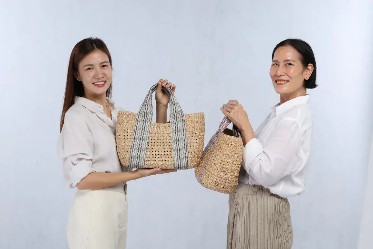 จากผักตบชวาถึงขวด PET สู่กระเป๋ารักษ์โลกที่สานรอยยิ้มให้ชุมชน