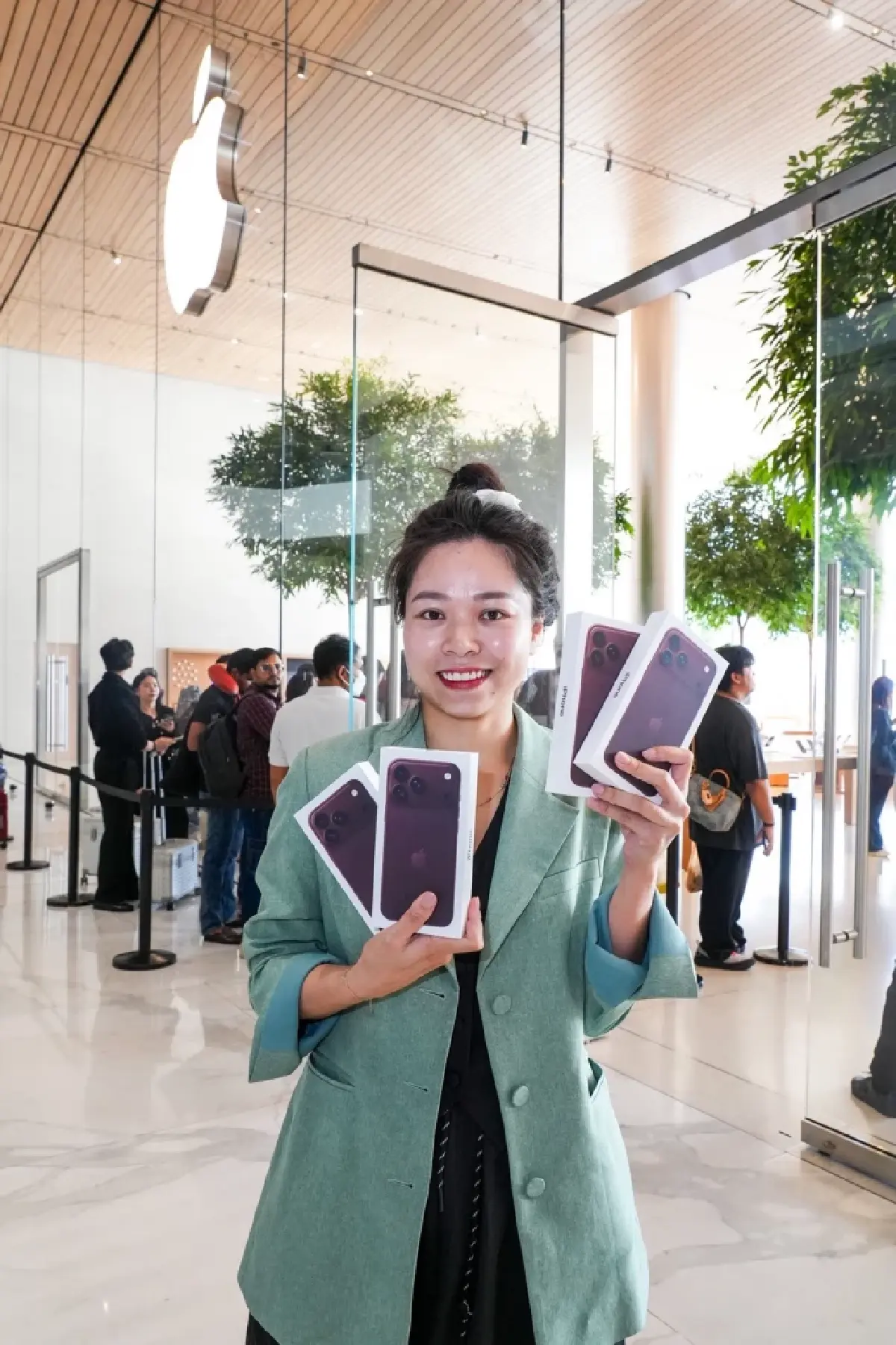 Apple Store ICONSIAM คึกคัก ลูกค้าต่อคิวรับ iPhone 18 วันแรก
