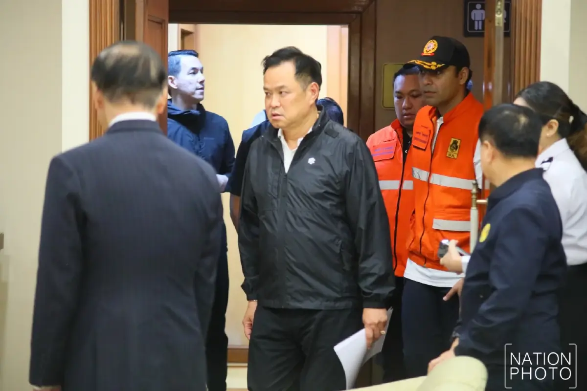 นายกฯอนุทินกลับไทยคุมน้ำท่วม สั่งรัฐมนตรีงดบินนอก เร่งเยียวยาหลังน้ำลด