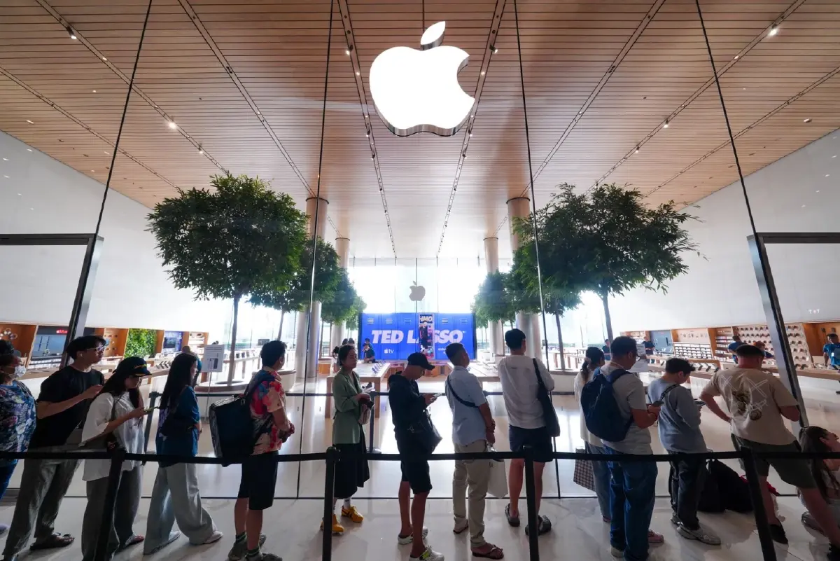 Apple Store ICONSIAM คึกคัก ลูกค้าต่อคิวรับ iPhone 18 วันแรก