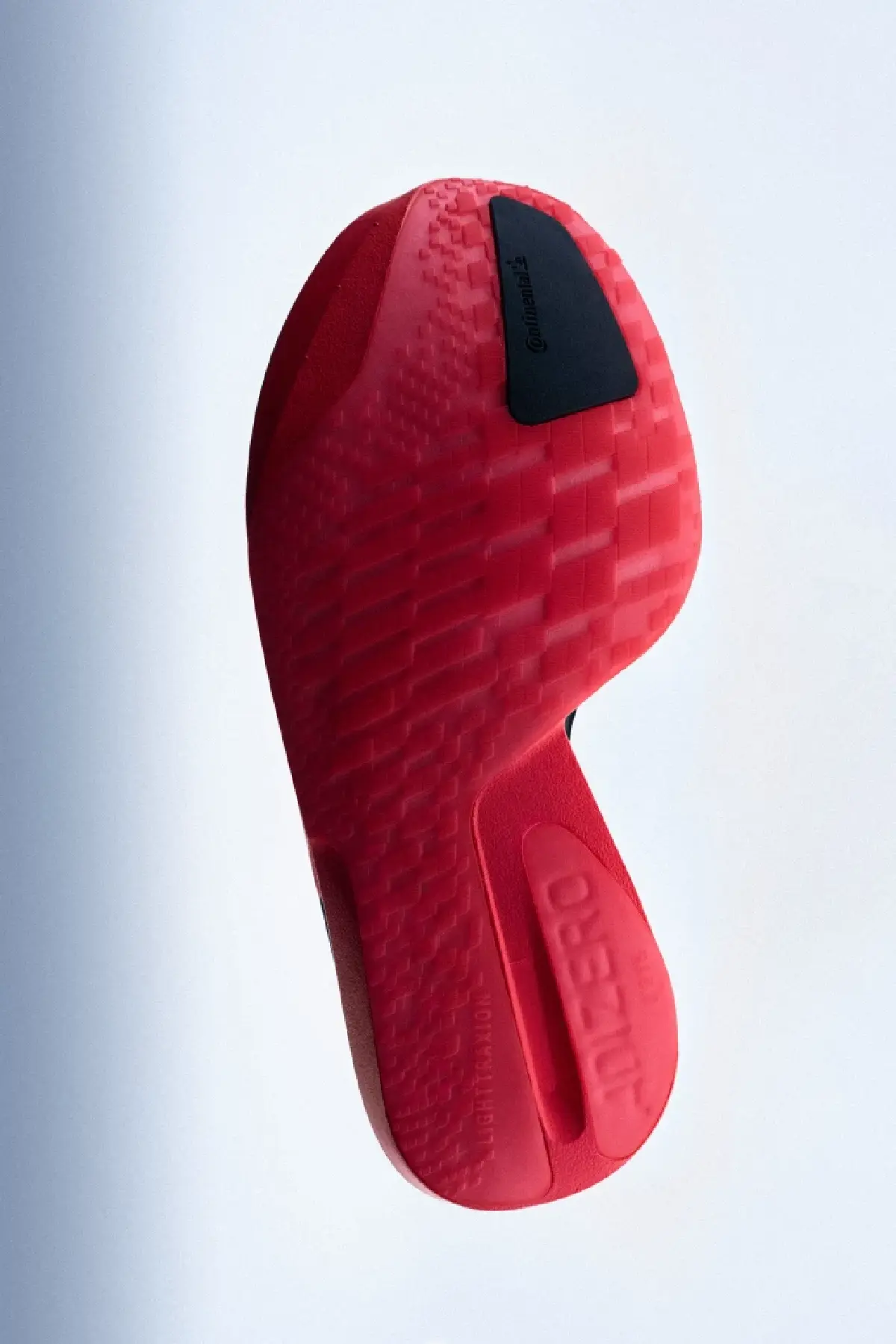 Adizero Adios Pro 5 ต่อยอดเทคโนโลยี Pro Evo 3 เบาลง 12.5% ลุยสนามแข่ง