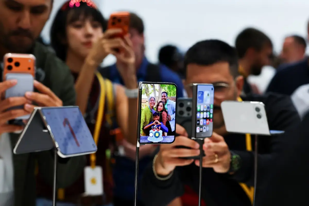 Apple ร่วมสงครามจอพับ เปิดตัว iPhone Duo ราคา 1,999 ดอลลาร์